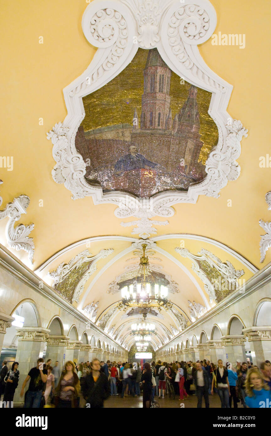 Sala principale di Komsomolskaya la stazione della metropolitana di Mosca, Russia Foto Stock