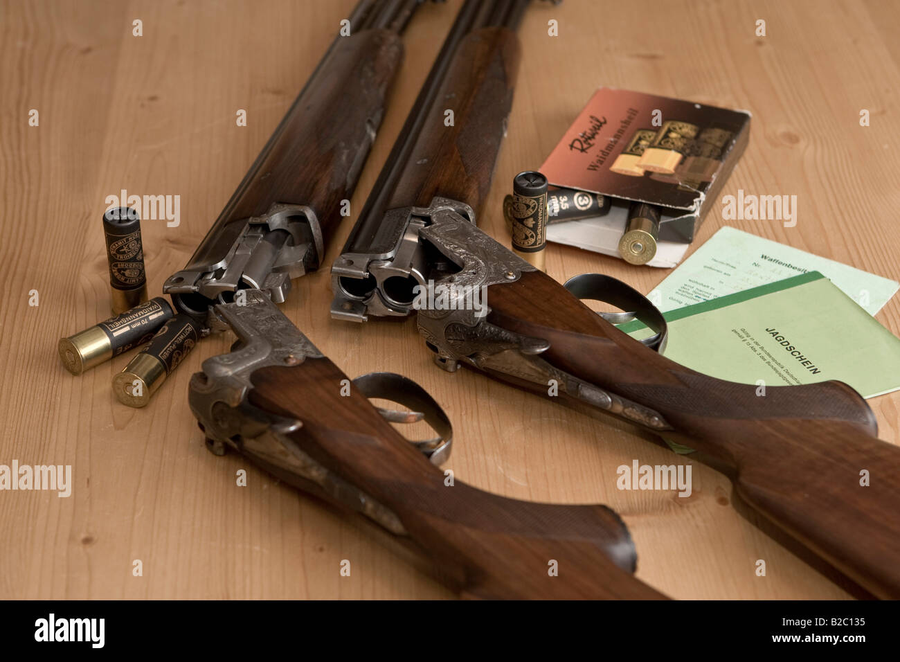 Due armi da caccia, fucili, pistole a lungo con incisione, licenza di ripresa e di pistola licenza di proprietà Foto Stock