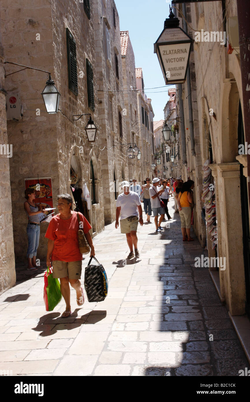 Vacanze a piedi lungo una stretta strada dello shopping nella città di Dubrovnik, Croazia Foto Stock