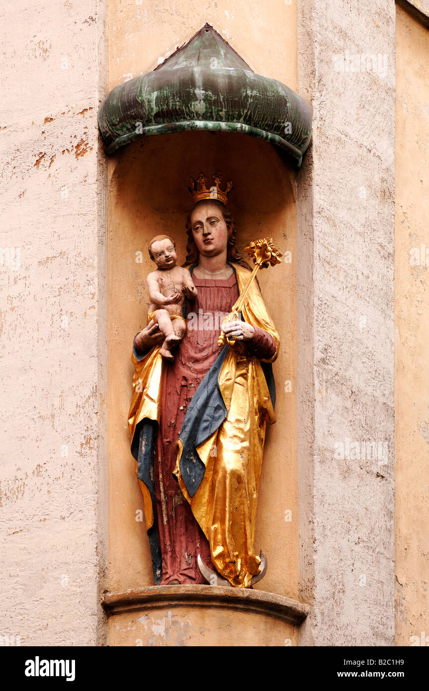 Madonna con bambino scultura su un angolo della costruzione di Bamberg, Alta Franconia, Baviera, Germania, Europa Foto Stock