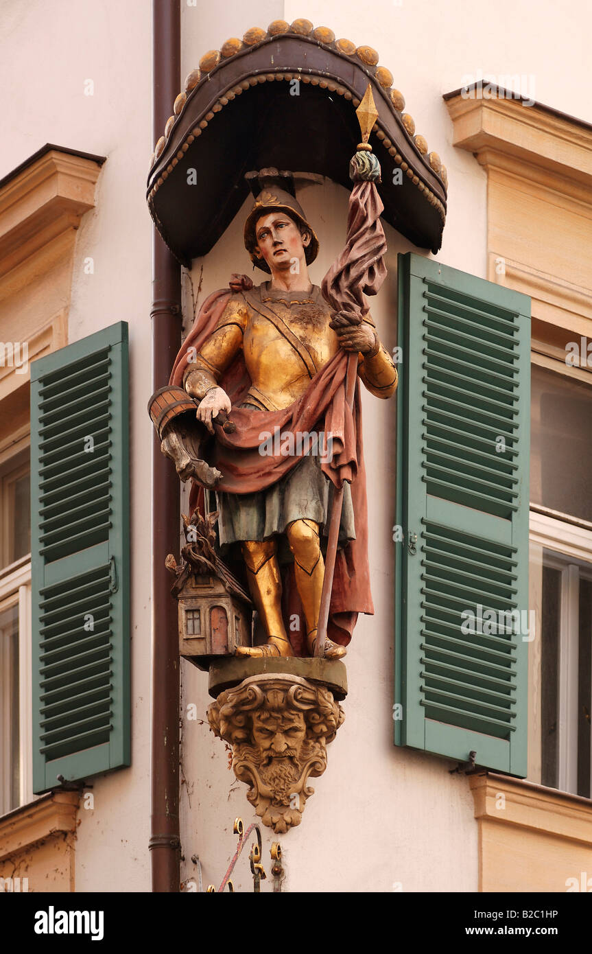 San Floriano scultura su un angolo della costruzione di Bamberg, Alta Franconia, Baviera, Germania, Europa Foto Stock