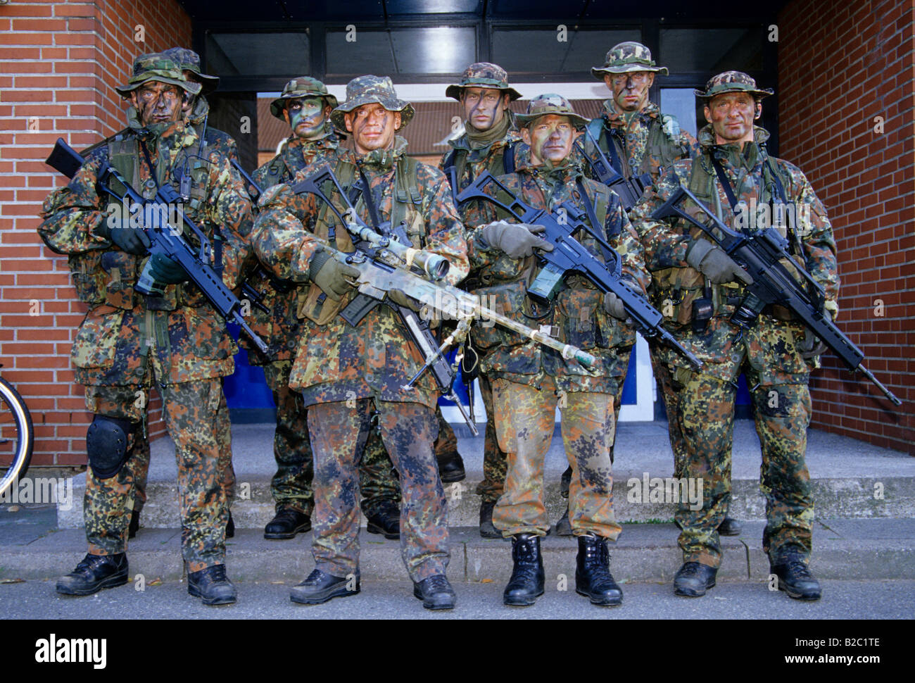 I soldati appartenenti al Kampfschwimmerkompanie, combattere nuotatori unità speciale in piedi al di fuori della loro caserma Foto Stock