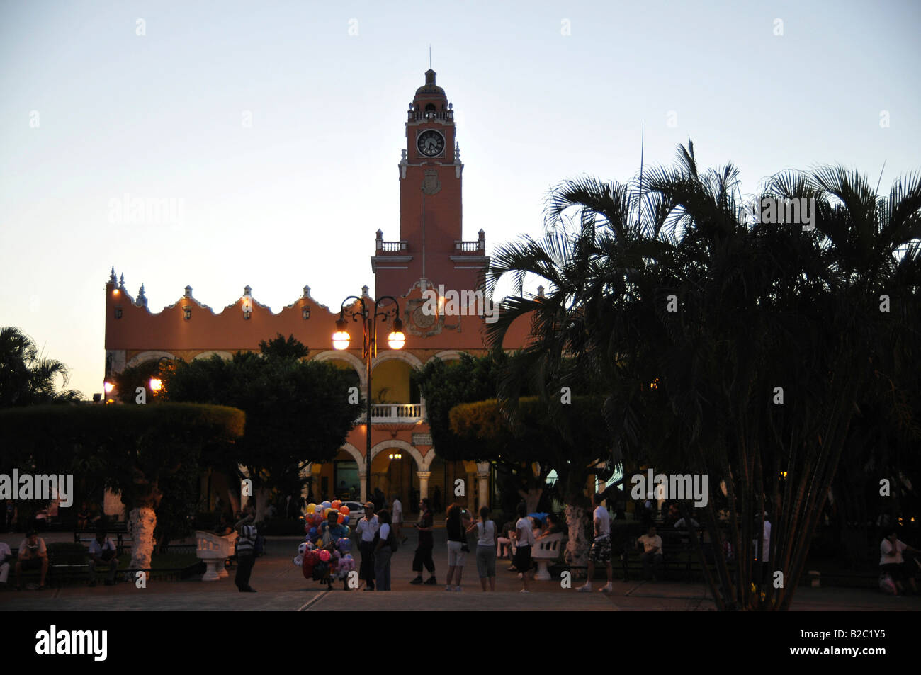Plaza de la Independencia, Palacio Municipal at Dusk, Merida, Yucatan, Messico, America Centrale Foto Stock