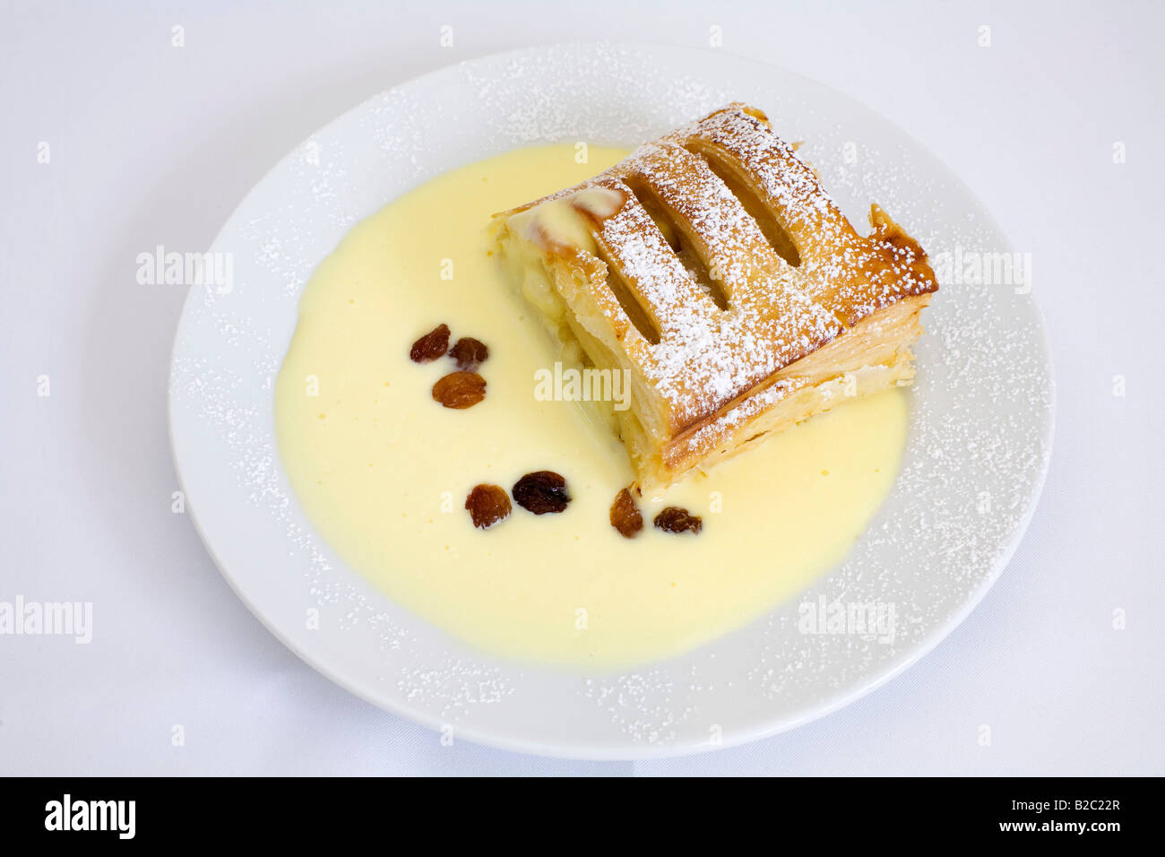 Strudel di mele con crema pasticcera e uva passa Foto stock - Alamy