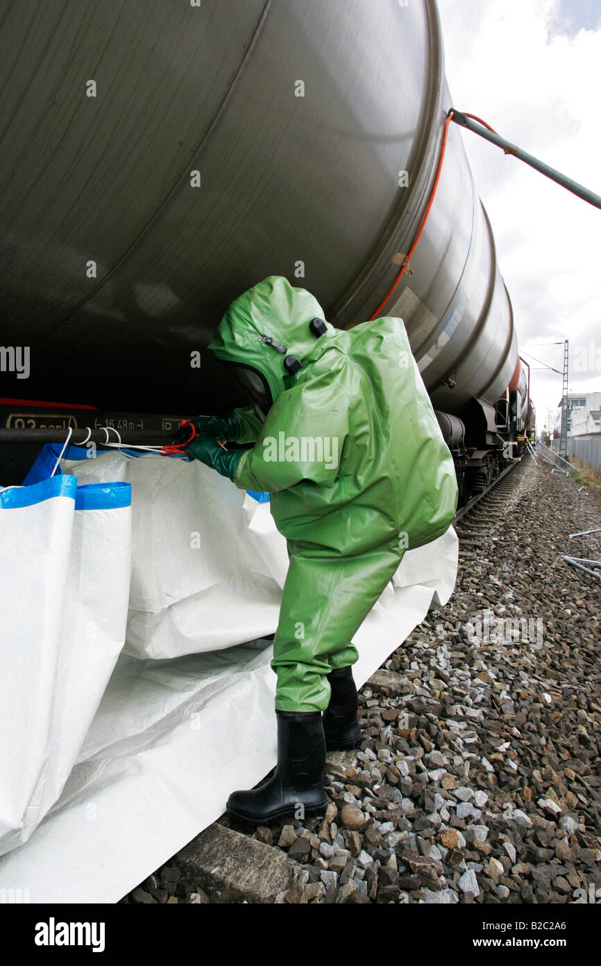 I vigili del fuoco indossando tute hazmat al lavoro durante un comando di emergenza del trapano, vicino a Poing, in Baviera, Germania, Europa Foto Stock