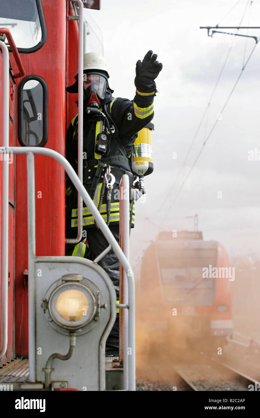 I vigili del fuoco che indossa apparato di respirazione al lavoro durante un comando di emergenza del trapano, vicino a Poing, in Baviera, Germania, Europa Foto Stock