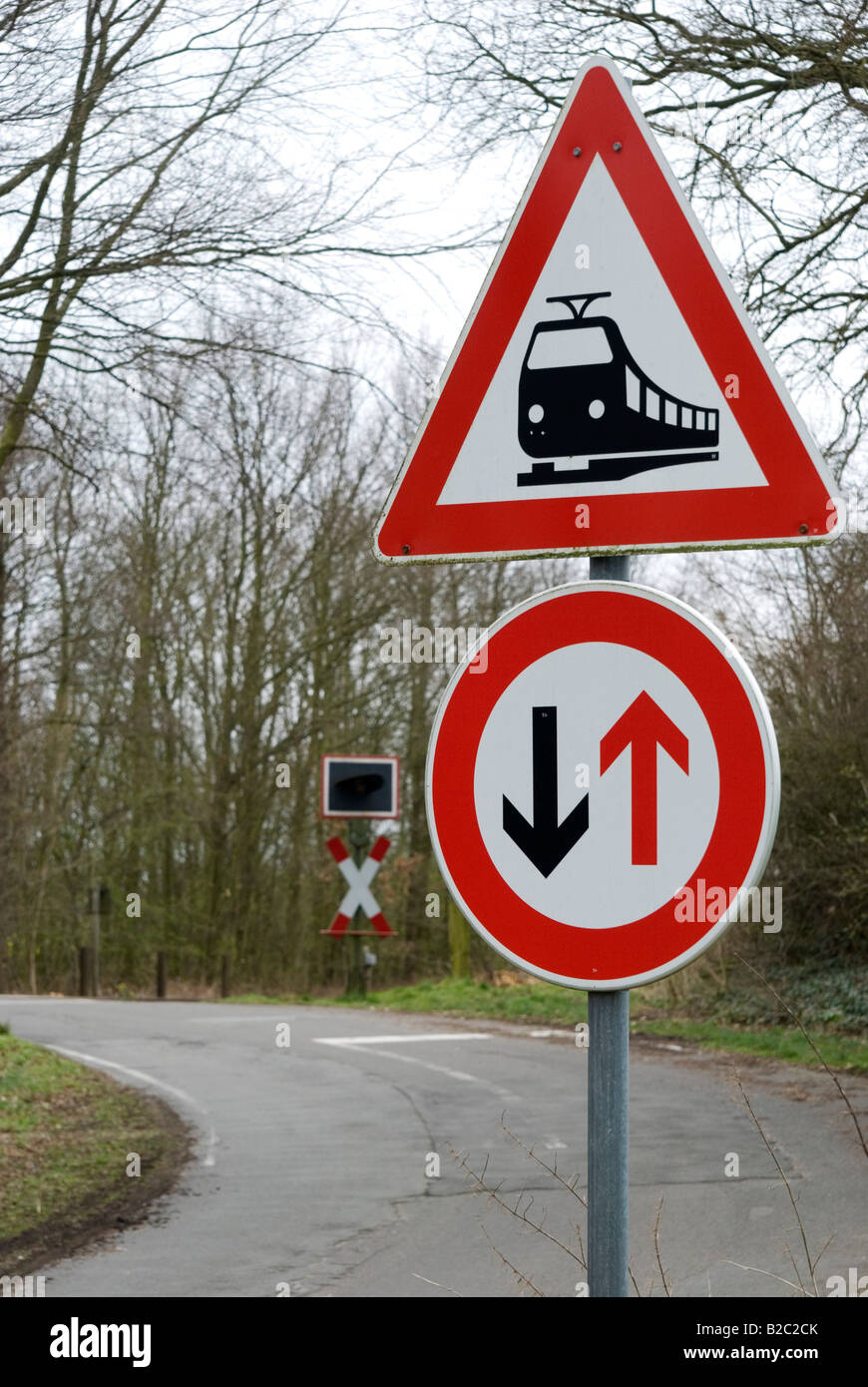 Segno di traffico su un binario incustodito, regolata con semaforo, Schleswig-Holstein, Germania, Europa Foto Stock