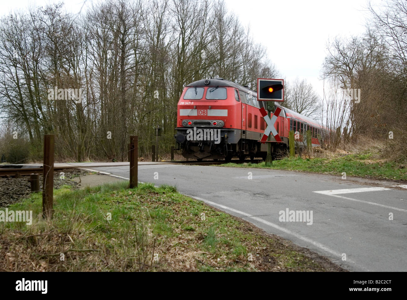 La guida dei treni tramite ferrovia incustodito, lampeggiante semaforo, Schleswig-Holstein, Germania, Europa Foto Stock
