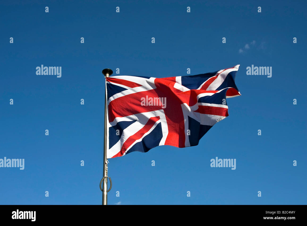 Union Jack, bandiera inglese, Bandiera della Gran Bretagna, che fluttua nel vento su un pennone Foto Stock