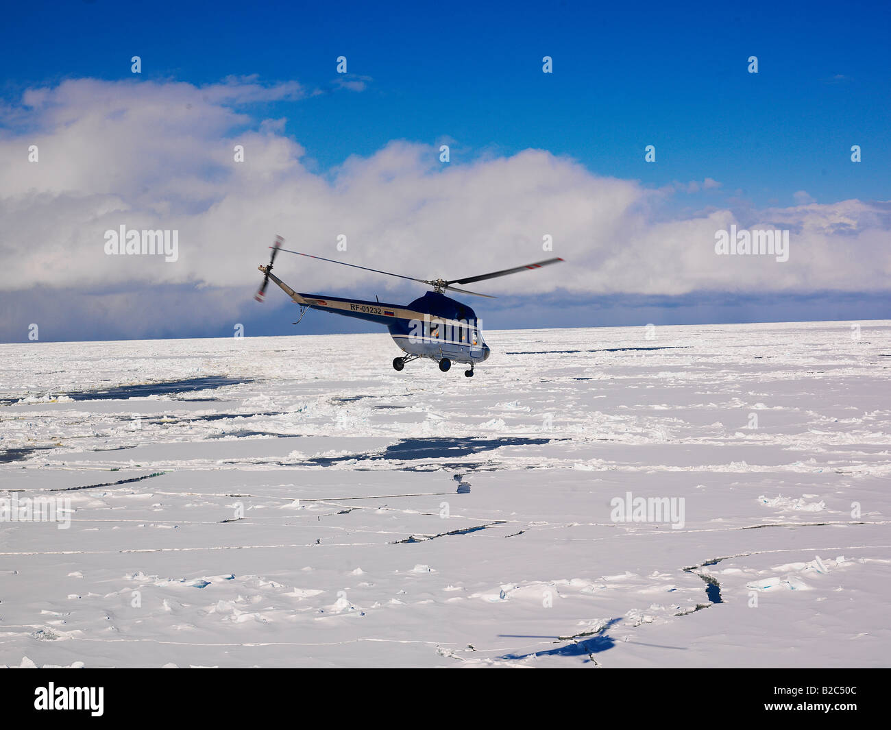 Elicottero oltre oceano, ghiaccio antartico Foto Stock