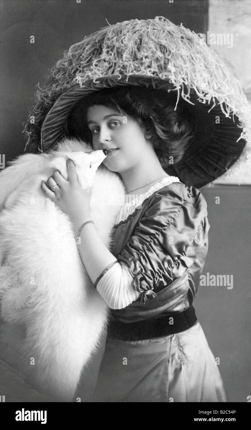 Donna che indossa un grande cappello e pelliccia, la storica foto da circa 1910 Foto Stock