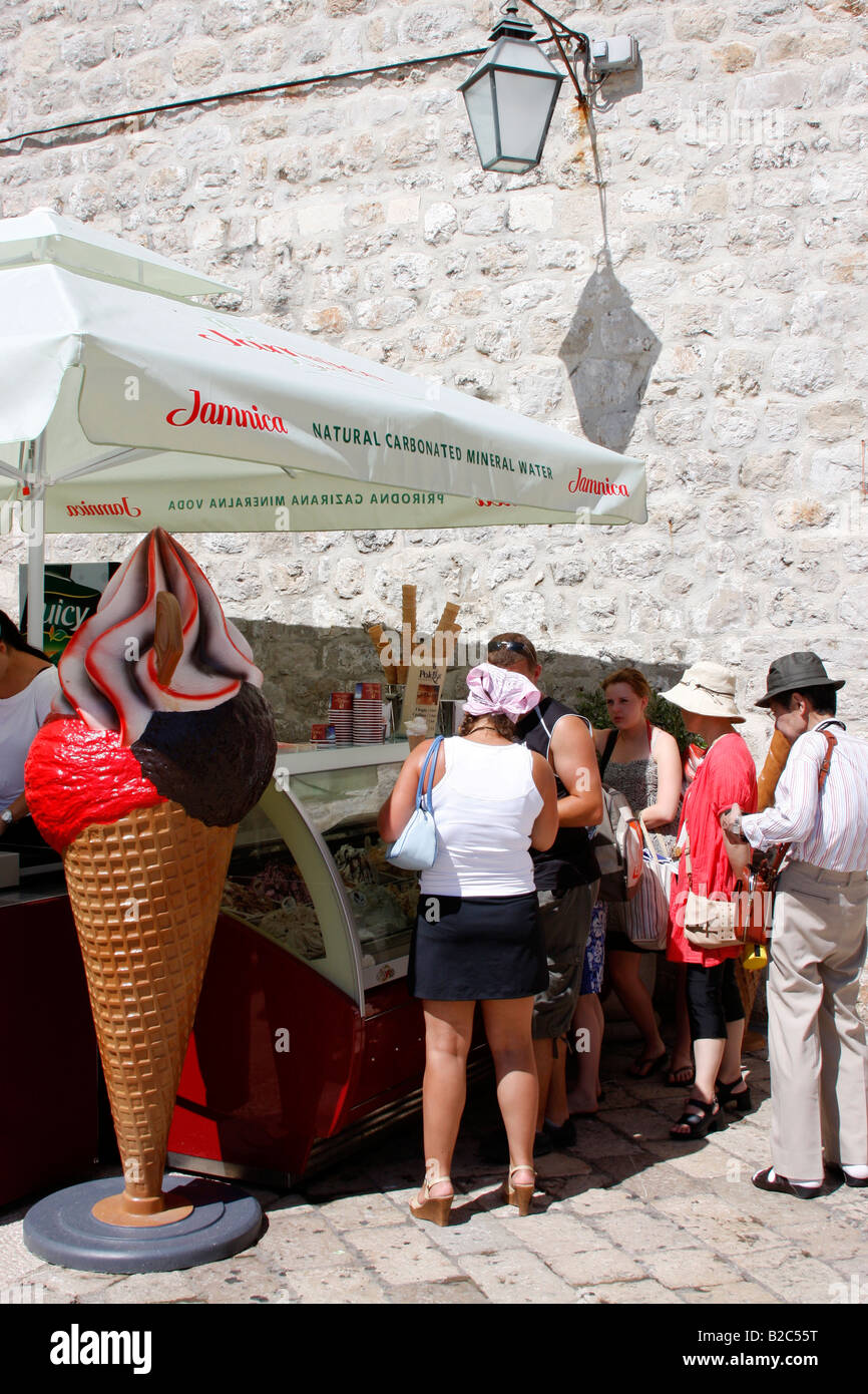 Tourist acquisto di gelati nel porto di Dubrovnik. Foto Stock