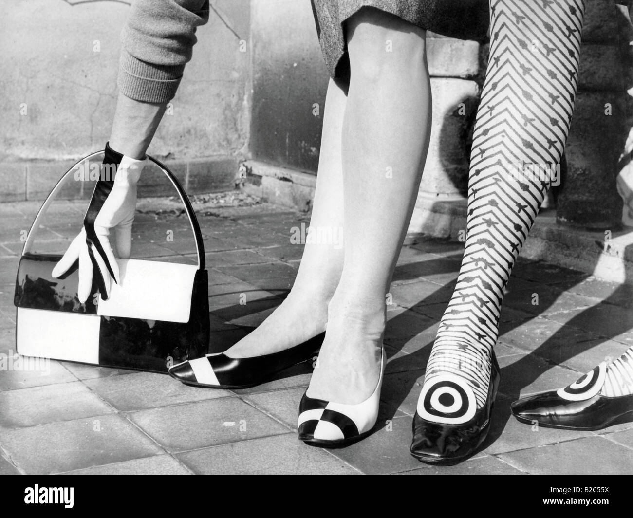 Scarpe e il sacco di corrispondenza, la storica foto da circa 1955 Foto Stock