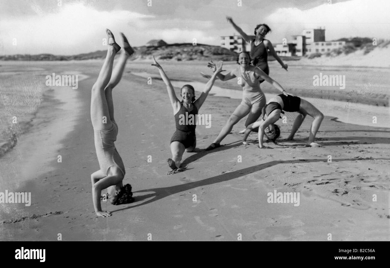 Le donne facendo ginnastica sulla spiaggia, la storica foto da circa 1940 Foto Stock