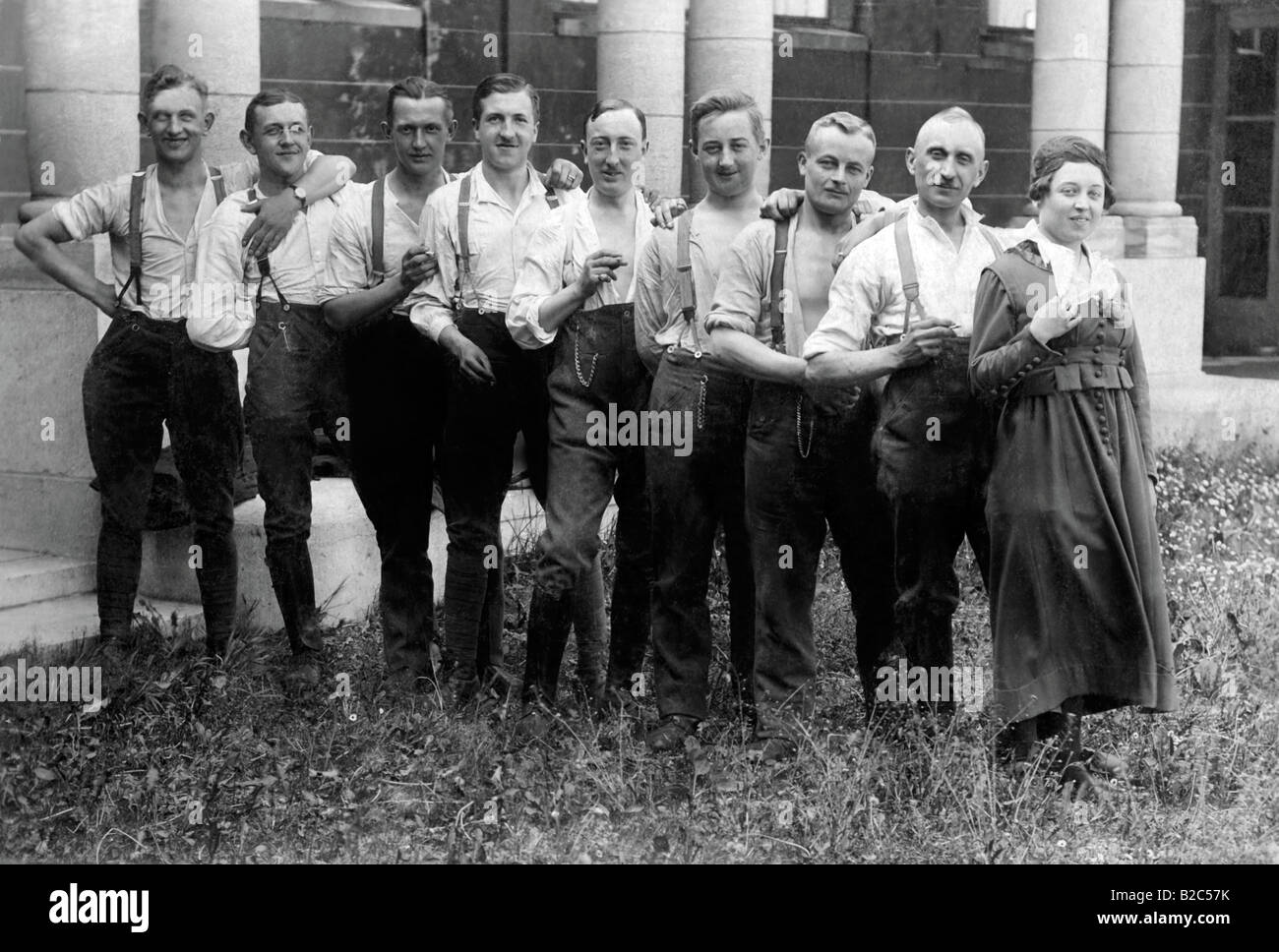 Un gruppo di uomini in posa con una donna, la storica foto da circa 1910 Foto Stock