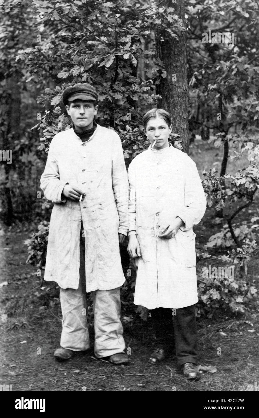 Due ragazzi fumatori, foto storiche, circa 1910 Foto Stock