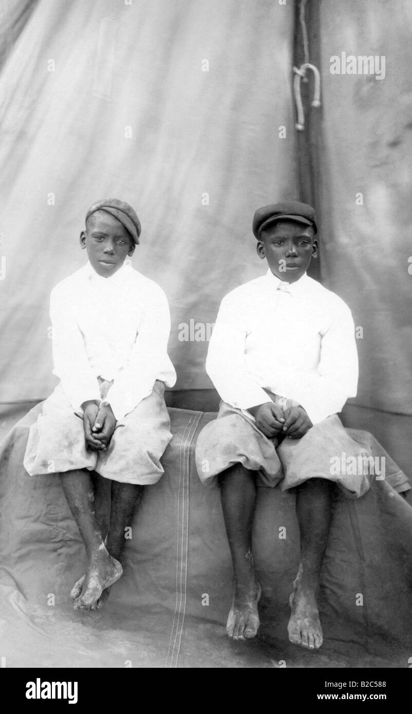 Due ragazzi africani in abbigliamento europeo, foto storiche, circa 1915 Foto Stock