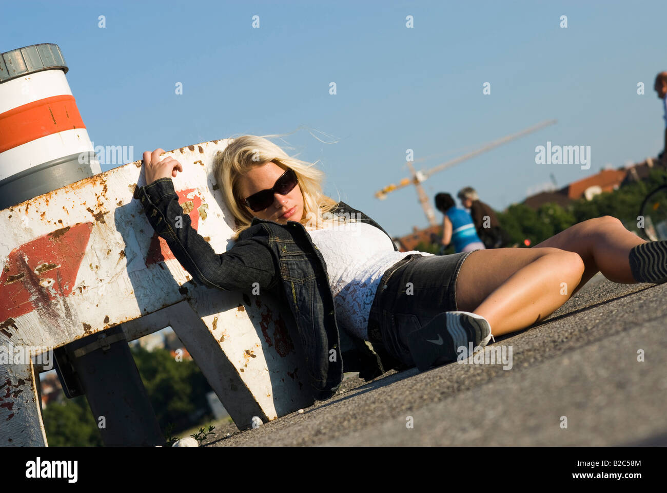 Tossicodipendenti donne giacente su asfalto Foto Stock