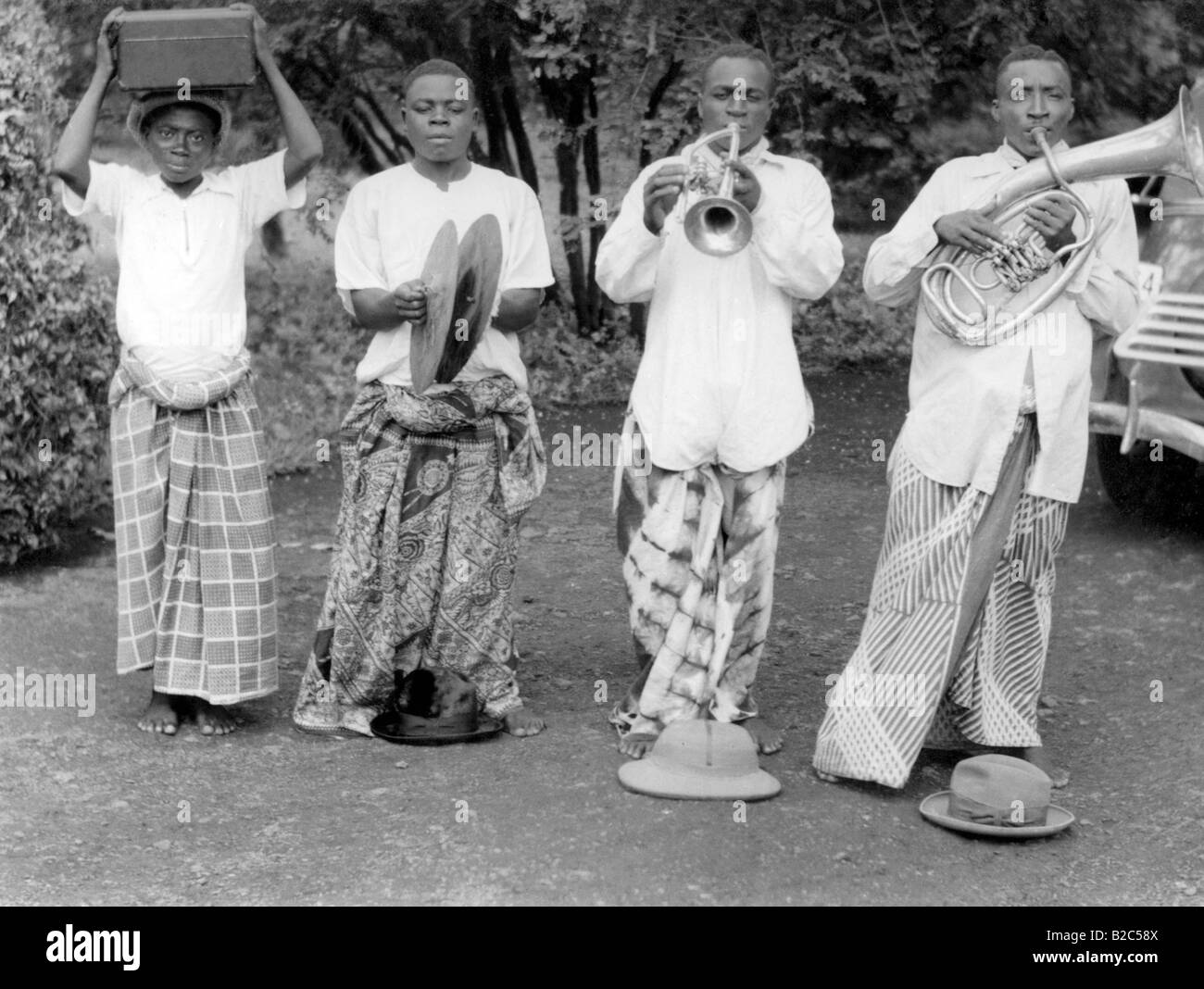 Musicisti africani con gli strumenti europei, foto storiche, circa 1930 Foto Stock