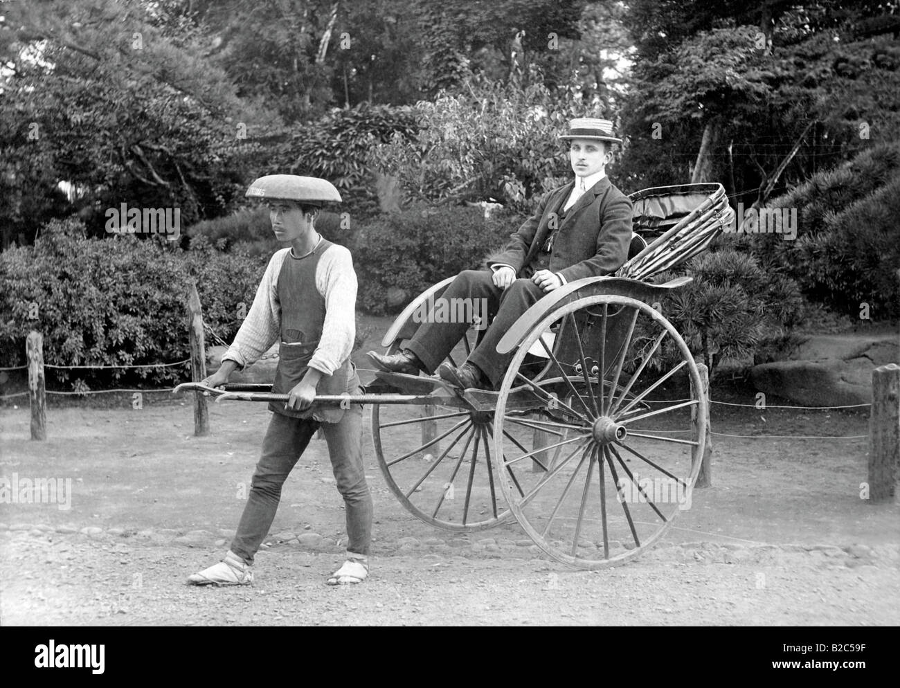 Un Cinese tirando un uomo, foto storiche, circa 1910, Cina e Asia Foto Stock