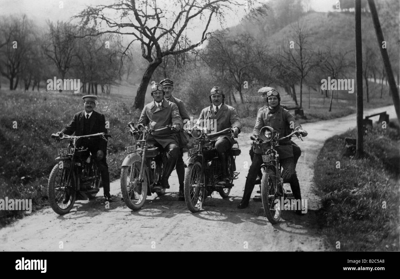 4 motociclisti sulla strada, la storica foto da circa 1940 Foto Stock