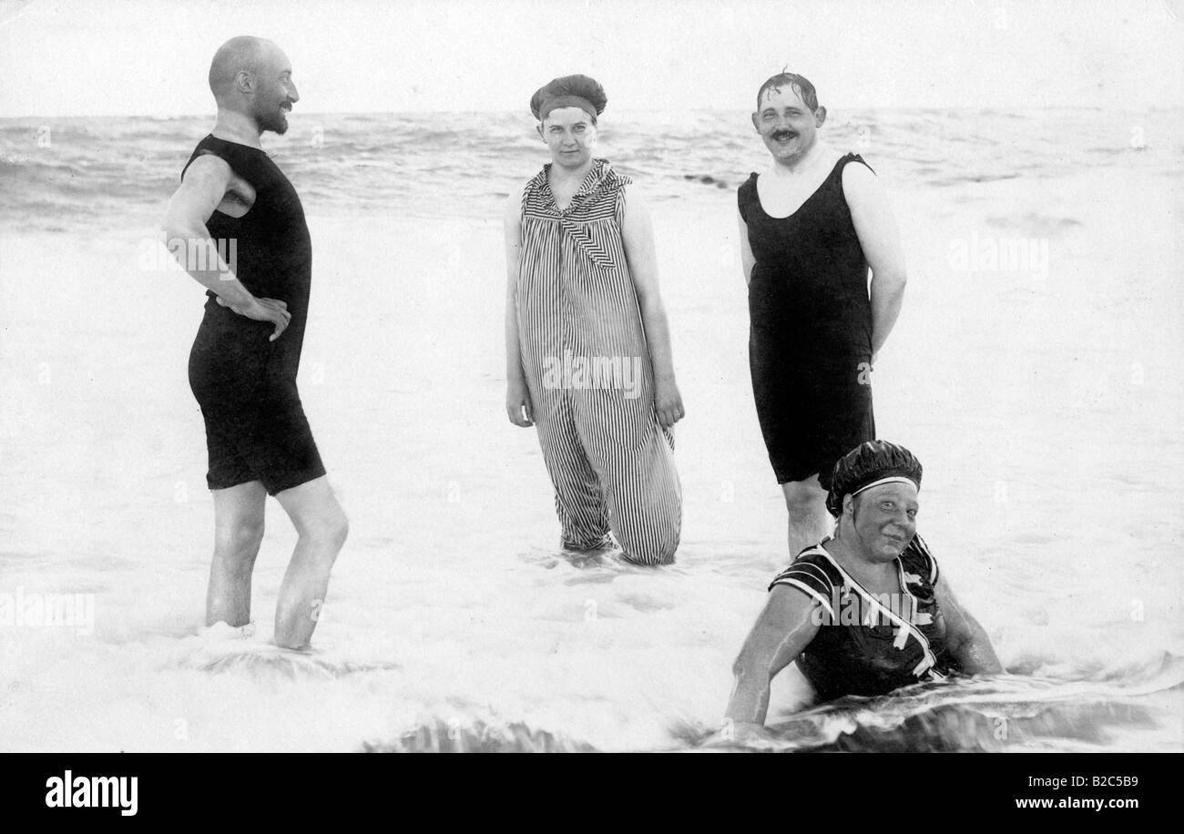 Foto di gruppo in acqua, foto storiche, circa 1920 Foto Stock