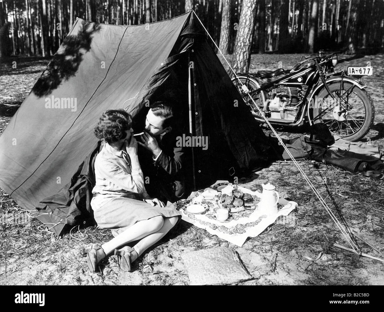 Una coppia di accensione, foto storiche, circa 1940 Foto Stock