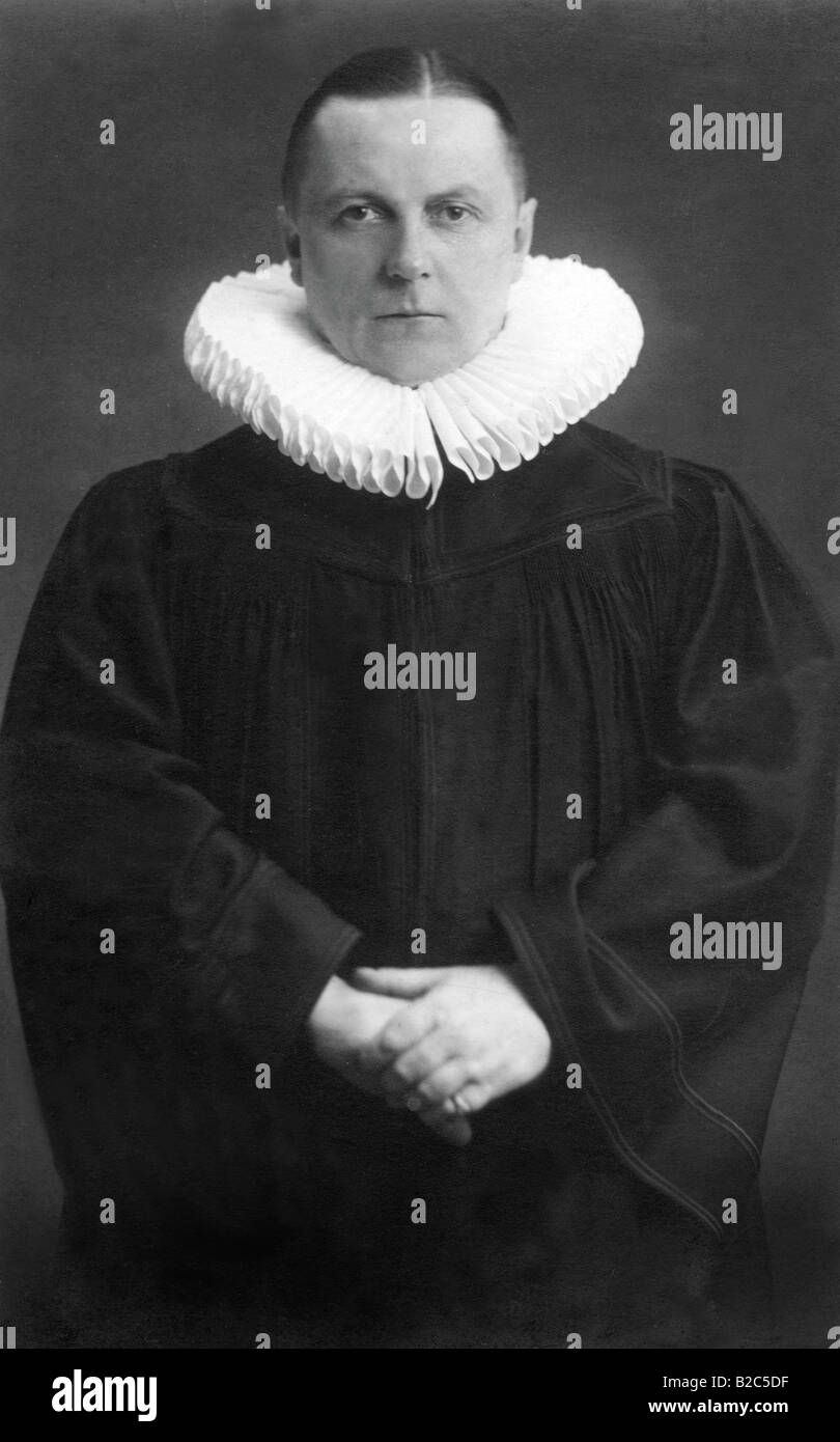 Sacerdote indossando il tradizionale ruff, foto storiche, circa 1930 Foto Stock