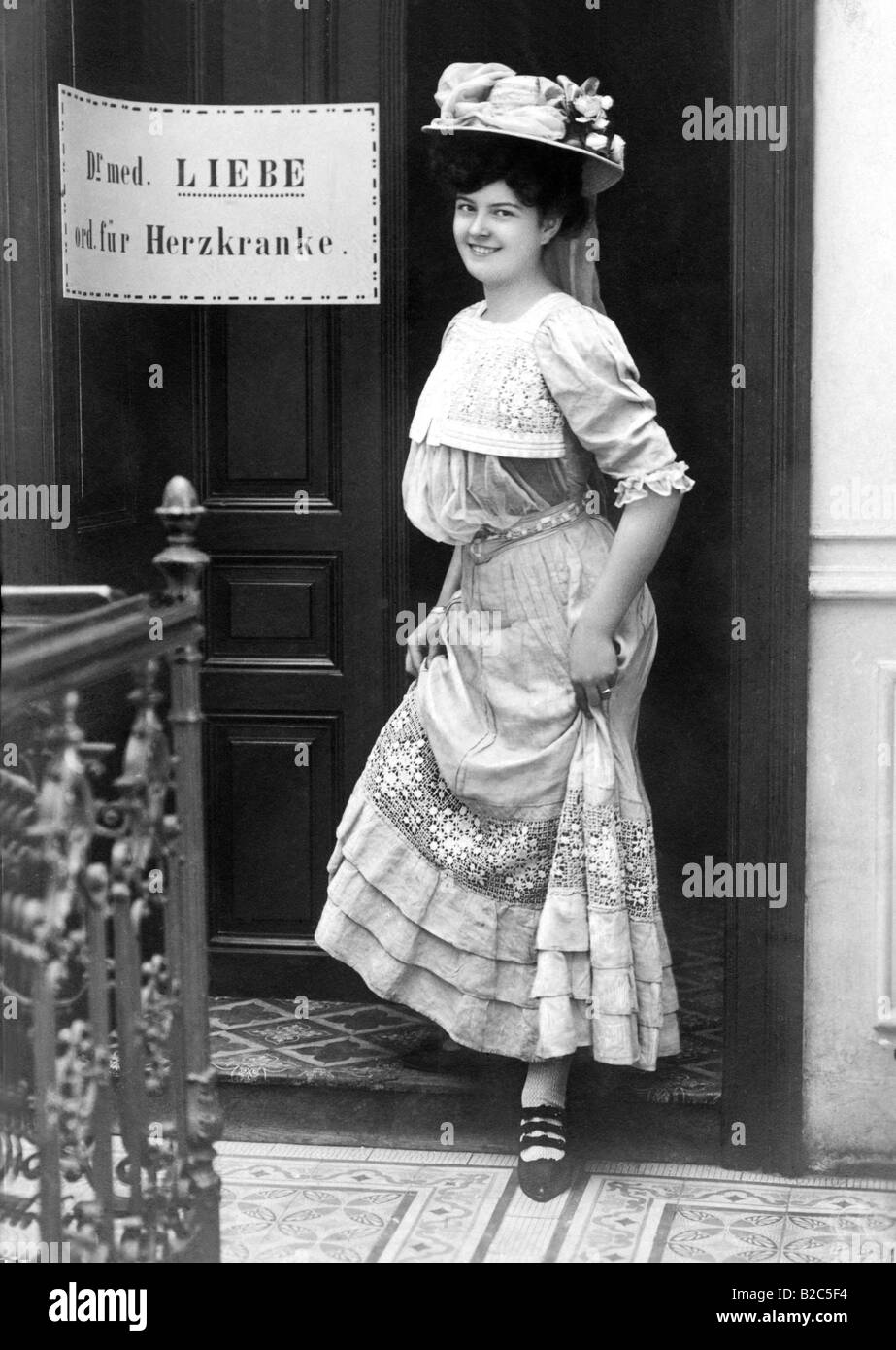 Donna di fronte alla pratica del dottor Liebe, il Dottor amore, foto storiche da circa 1900 Foto Stock