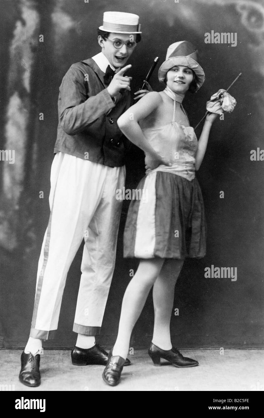 Uomo e donna che indossa abiti strani, foto storiche da circa 1920 Foto Stock