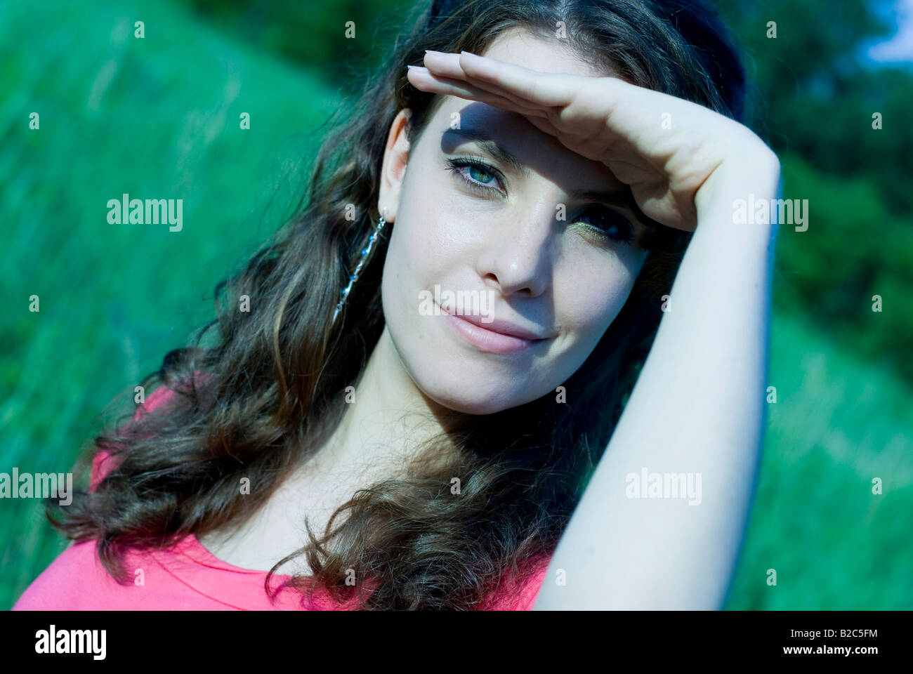 Ritratto di una giovane donna con il rosa top Foto Stock