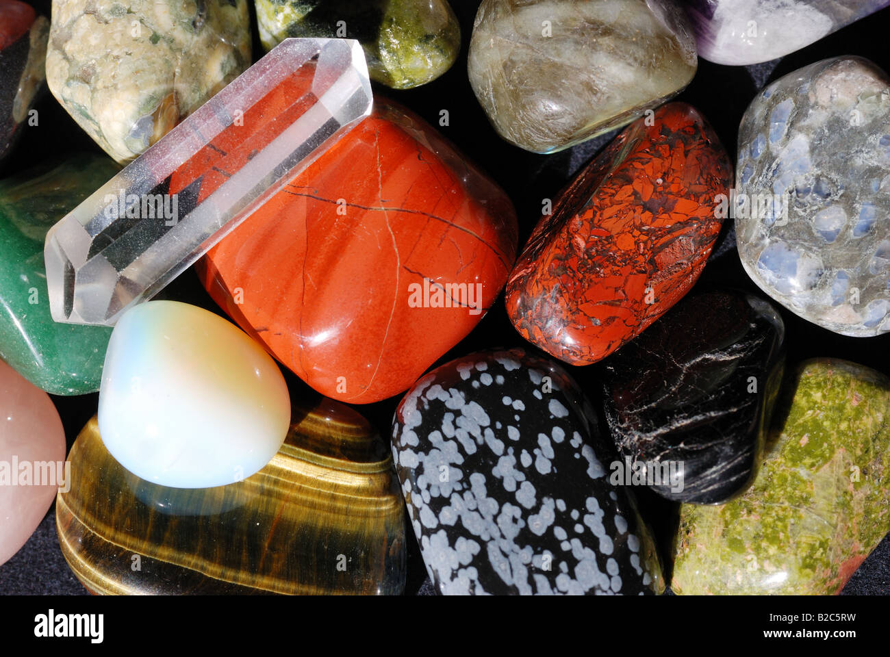 Set di pietre semipreziose utilizzato nella medicina alternativa per la guarigione e in esoterics Foto Stock