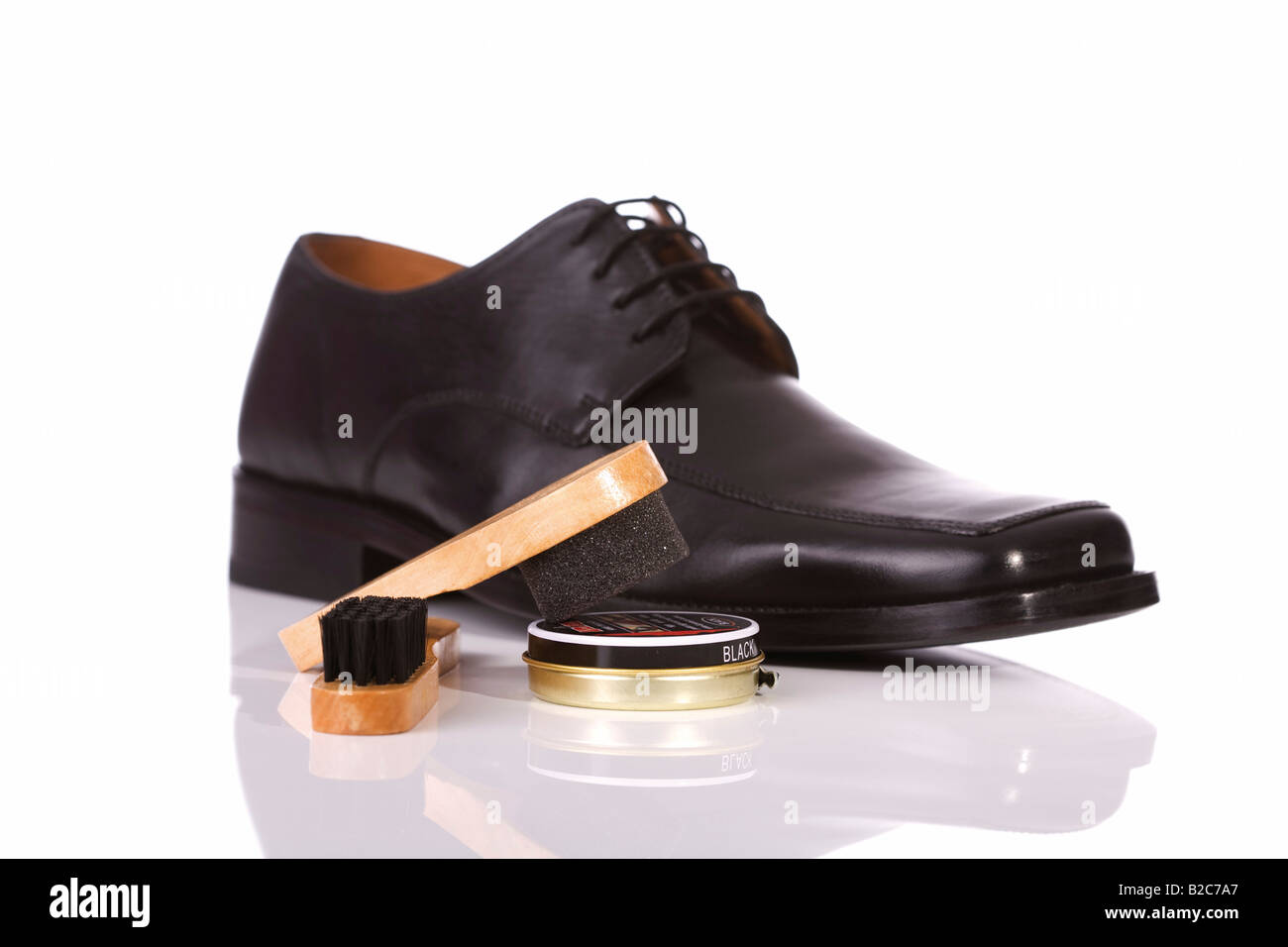 Nero scarpe in pelle per gli uomini, set di prodotti di cura e manutenzione, spazzole e shoe polish Foto Stock