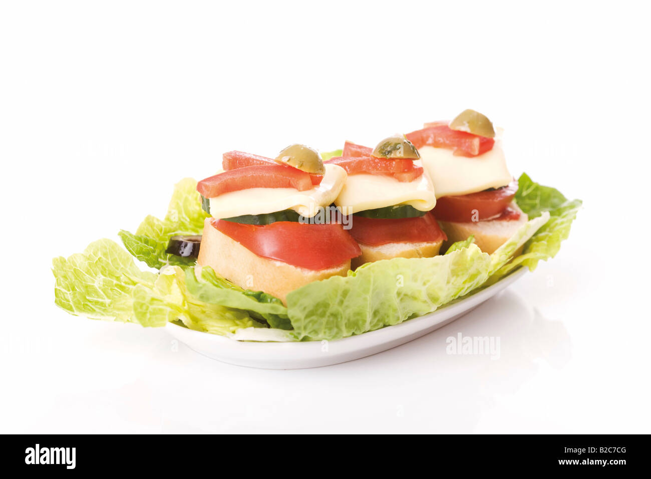 Mediterraneo dei pezzi di pane con formaggio, pomodori, cetrioli, peperoni, olive Foto Stock