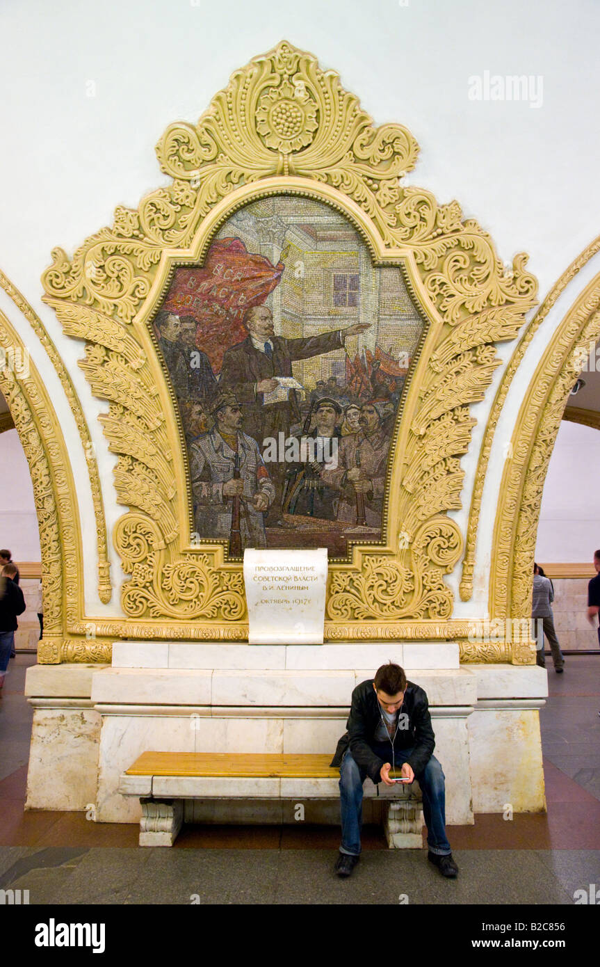 Lenin parlando nel realismo sovietico affresco sulla parete di Kievskaya stazione della metropolitana di Mosca Russia Foto Stock