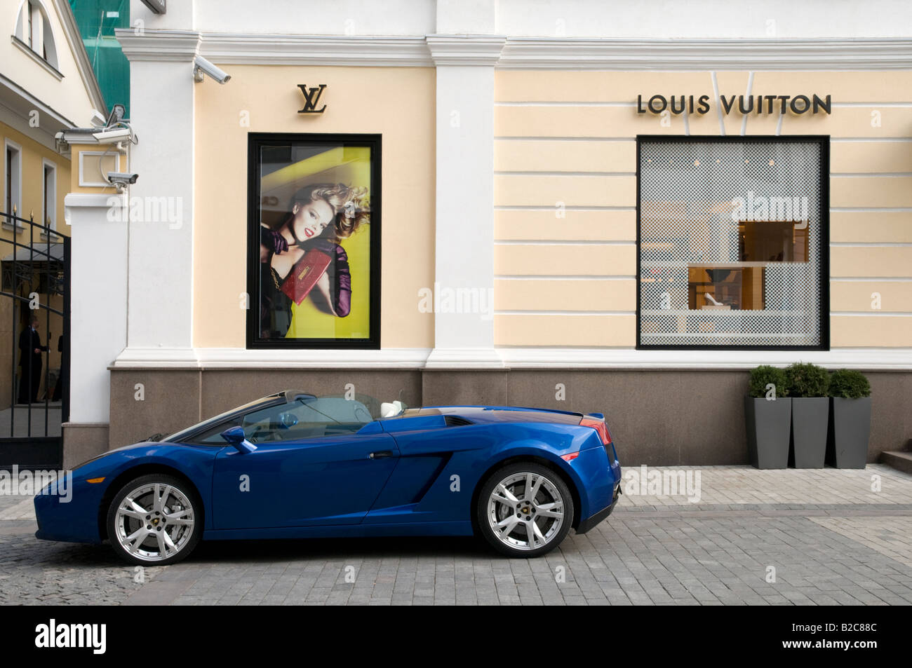 Lamborghini auto parcheggiate fuori Louis Vuitton shop in Stoleshnikov pereulok, Mosca Russia Foto Stock