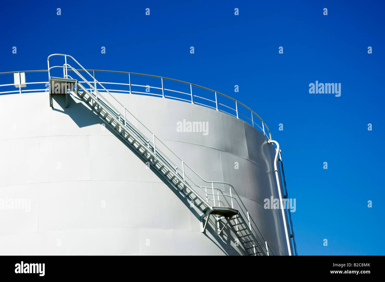 Serbatoio olio di dettaglio con la scaletta di accesso contro un cielo blu Foto Stock