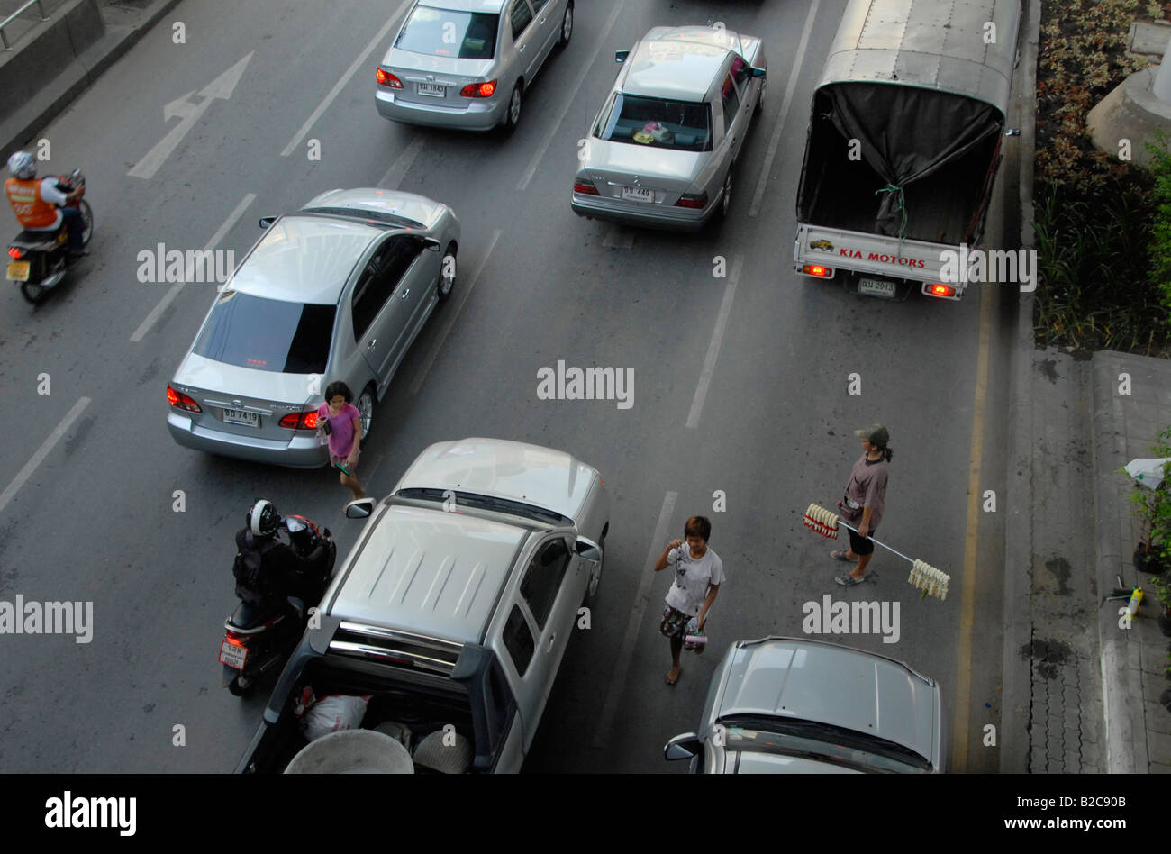 I bambini di strada di parabrezza auto pulitori , Sukhumvit road , Bangkok , Thailandia Foto Stock