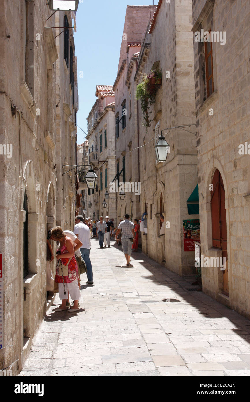 Vacanze a piedi lungo una stretta strada dello shopping nella città di Dubrovnik, Croazia Foto Stock