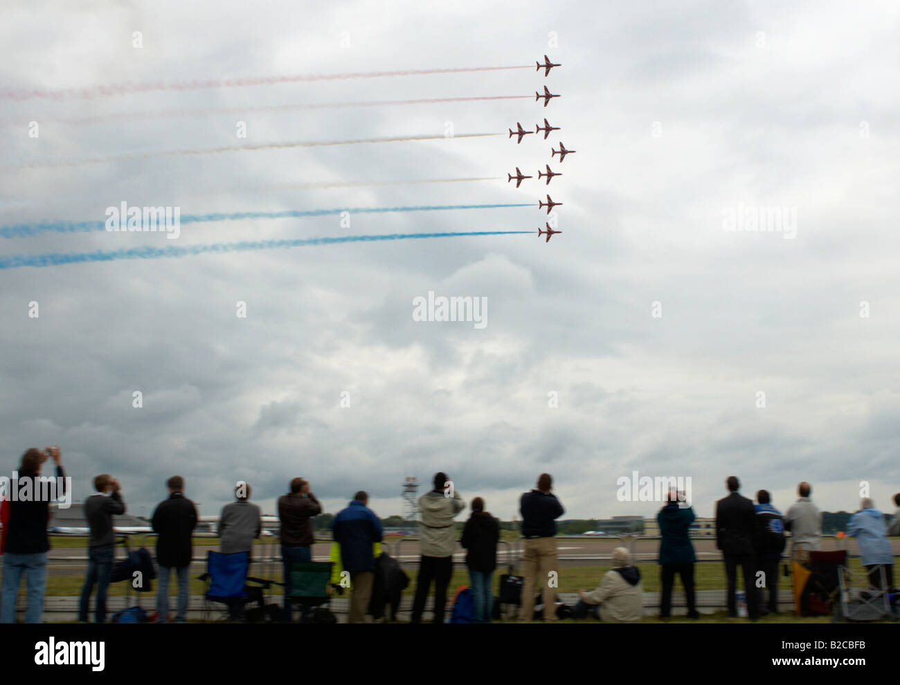 Public / appassionati guardare le frecce rosse Team Display Farnborough Air Show 2008 Foto Stock