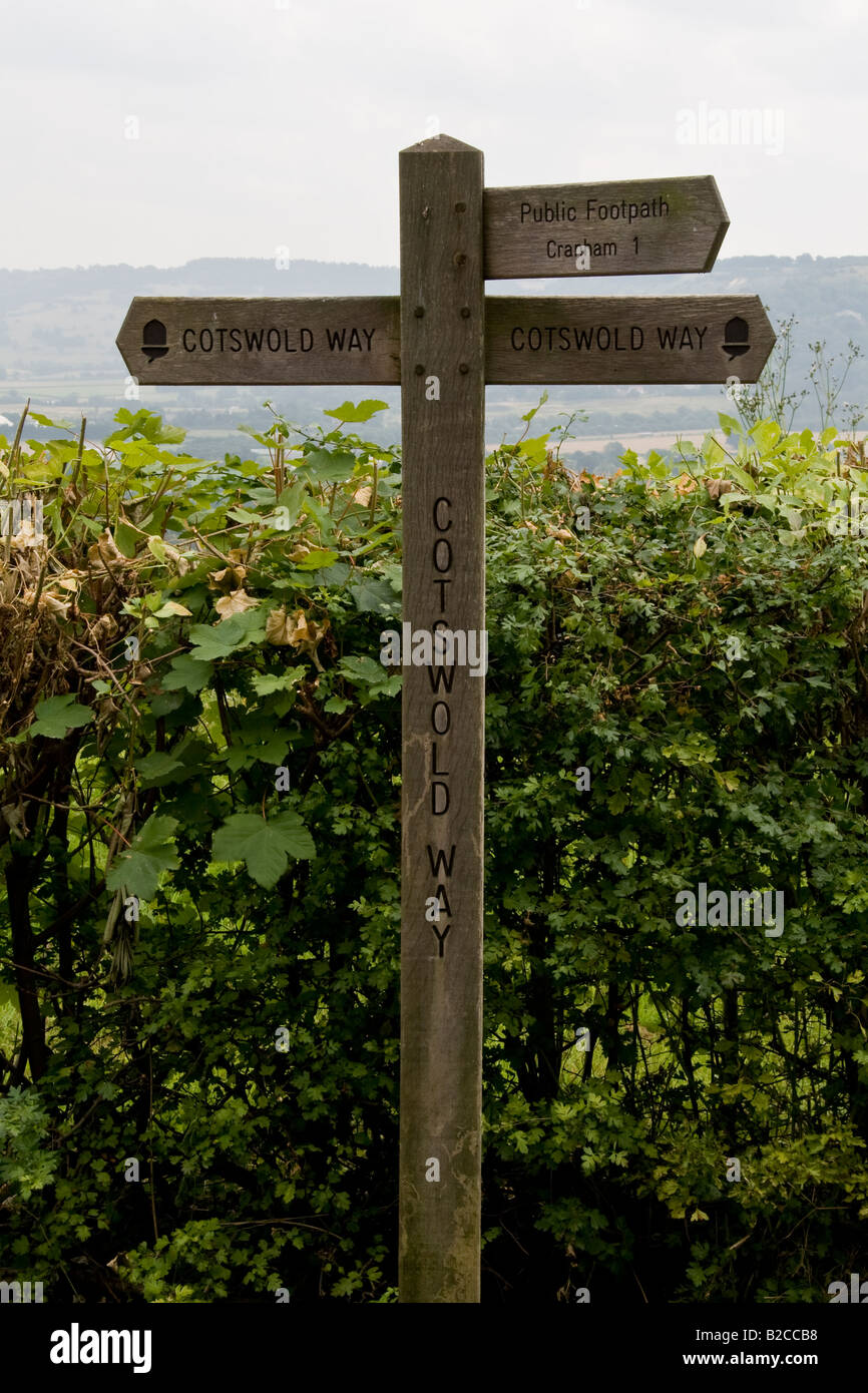 Il Cotswold modo fingerpost vicino Coopers Hill, Gloucestershire Foto Stock