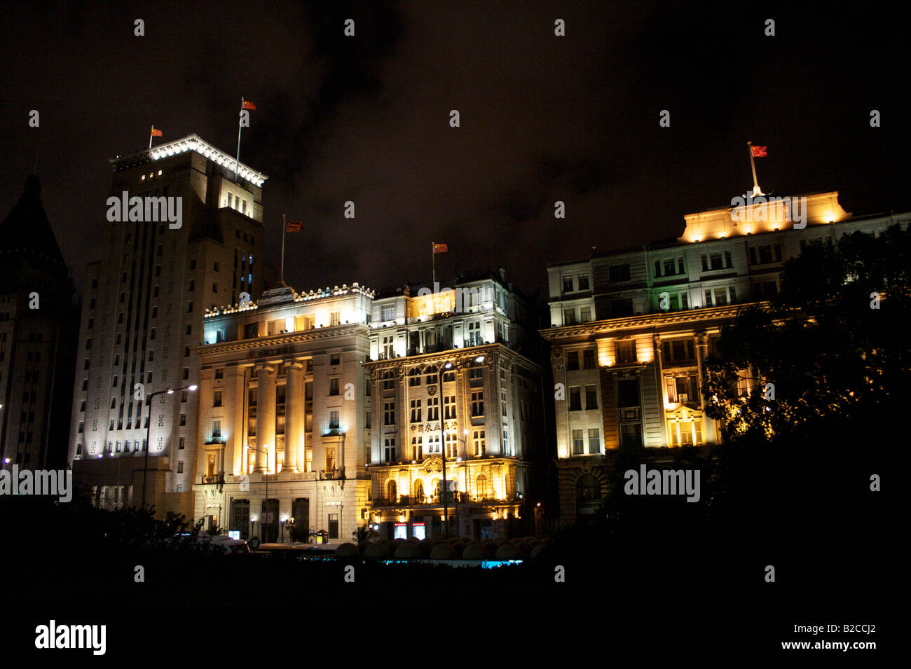 Inglese antico edificio sul bund illuminata di notte Shanghai in Cina Foto Stock