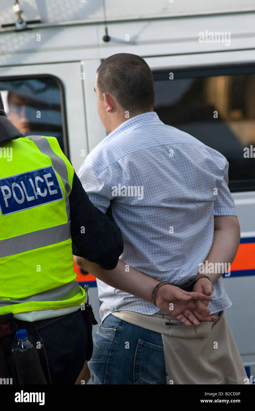La polizia arresta un maschio bianco Foto Stock