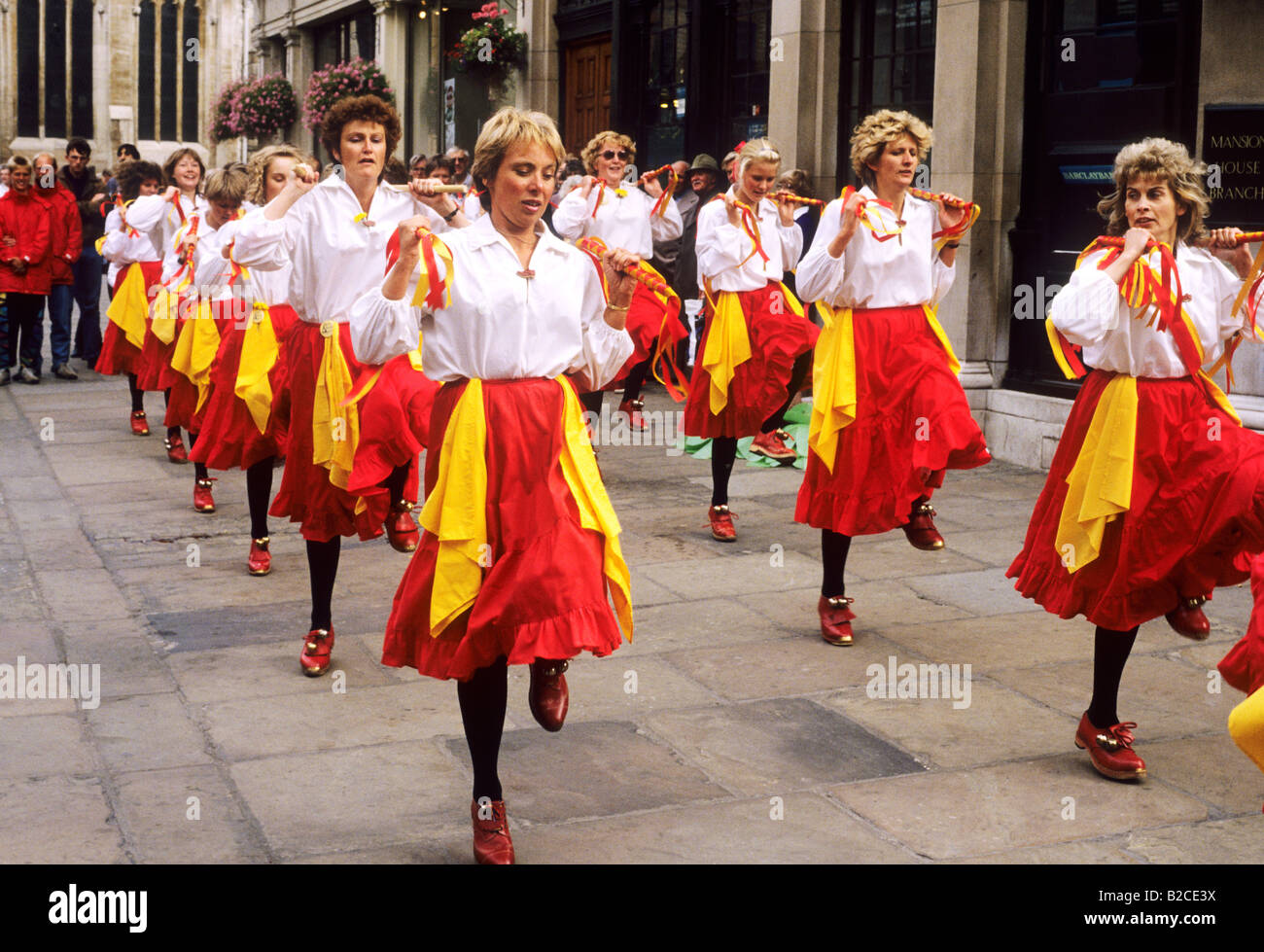 Donne Ladies intasare dancing danza gonne rosso York street dance esecutori di intrattenimento Yorkshire Inghilterra tradizione inglese Foto Stock