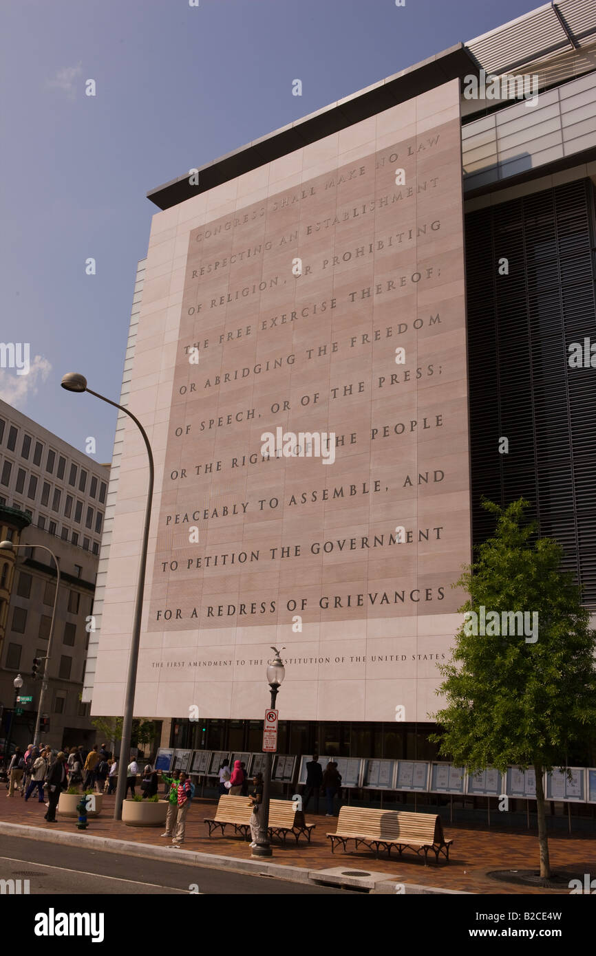 WASHINGTON DC, Stati Uniti d'America - Newseum, museo interattivo di notizie. Esterno ha un 74-piede-alta incisione in marmo del primo emendamento n. Foto Stock
