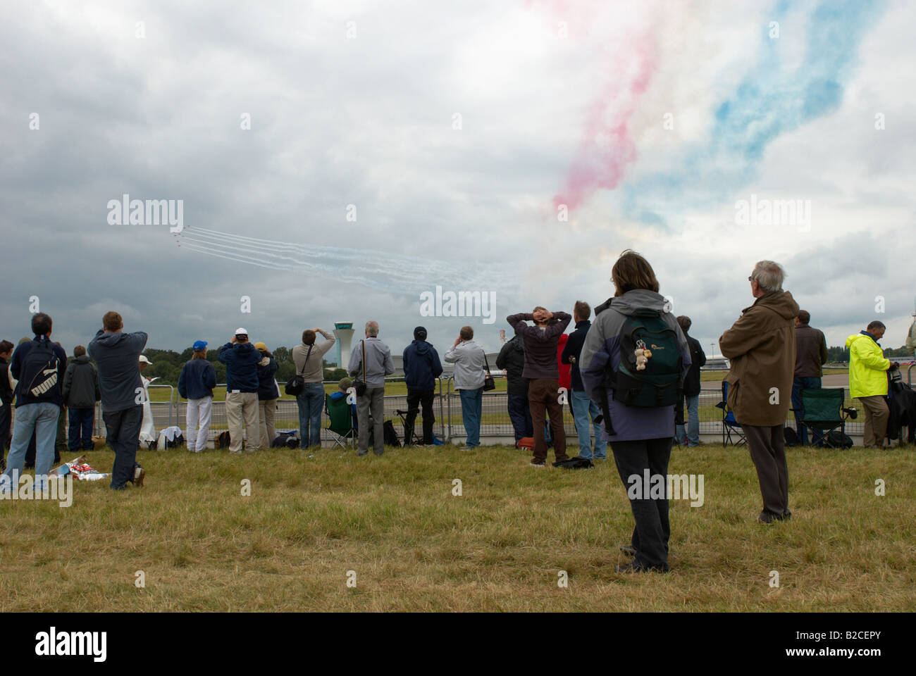 Public / appassionati guardare le frecce rosse Team Display Farnborough Air Show 2008 Foto Stock