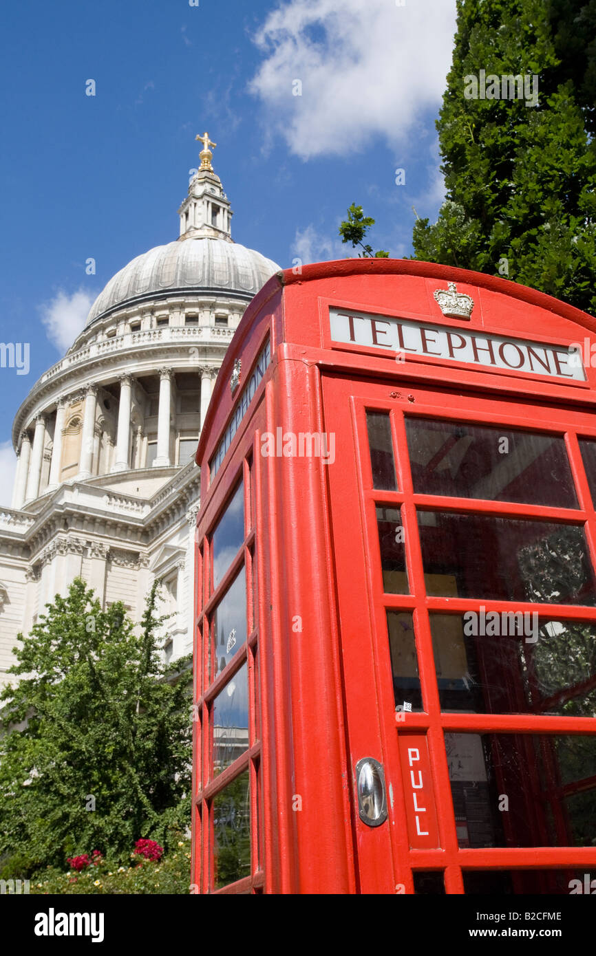 La Cattedrale di St Paul e rosso nella casella Telefono. Londra, Inghilterra Foto Stock