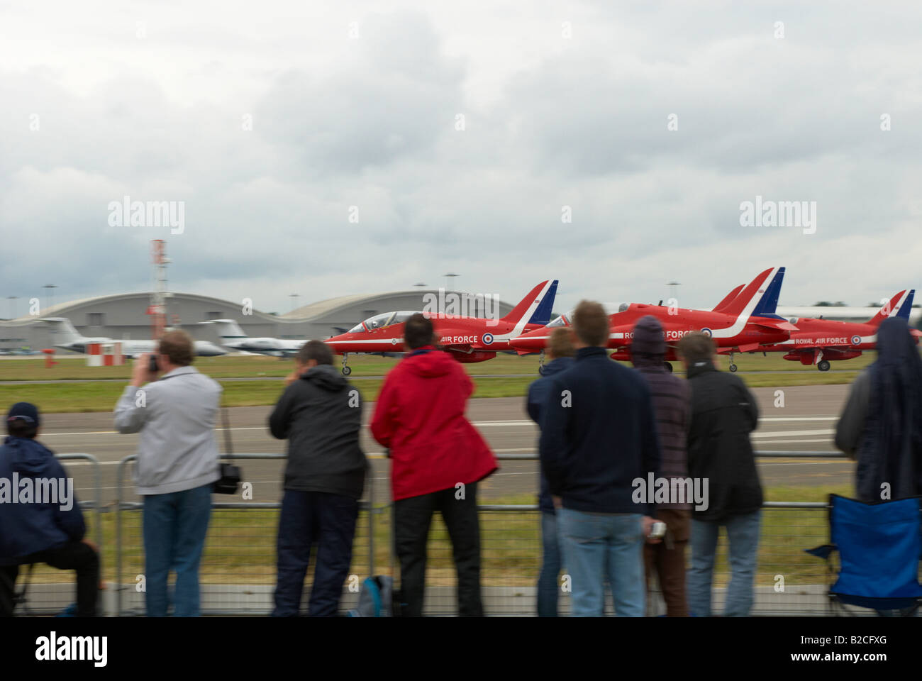 Public / appassionati guardare le frecce rosse Team Display Farnborough Air Show 2008 Foto Stock