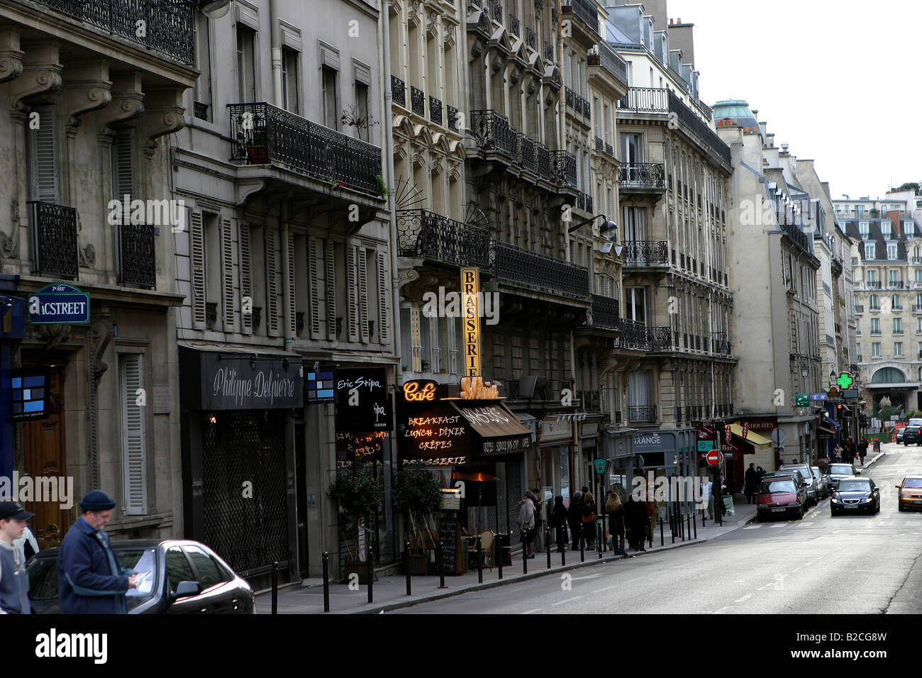 Una vista diurna delle strade di Parigi in un freddo giorno di dicembre Foto Stock