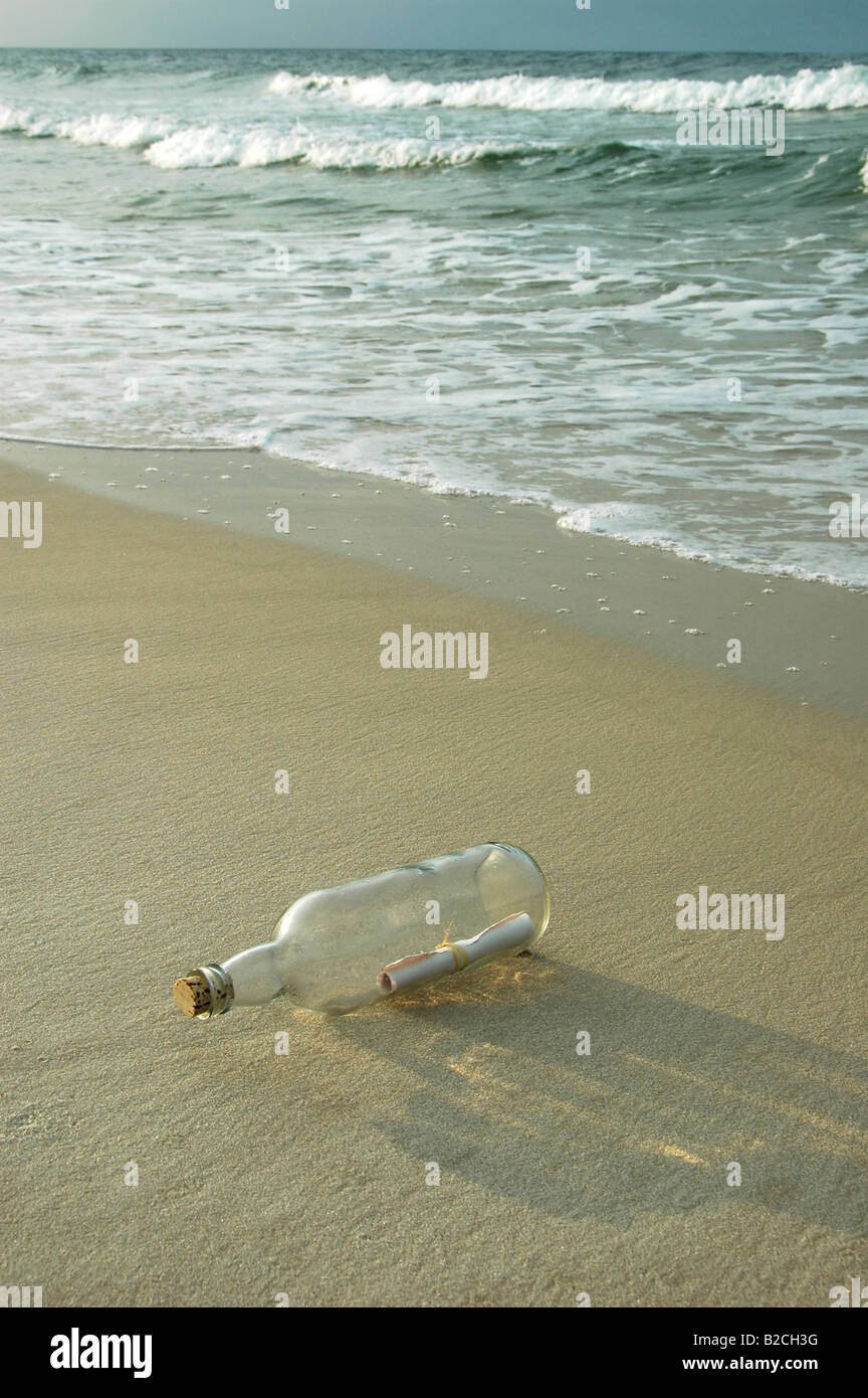 Un messaggio in bottiglia su una riva Foto Stock